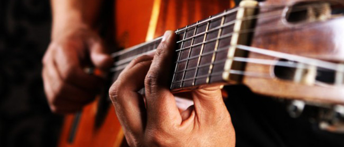 Phân biệt đàn guitar classic và guitar acoustic
